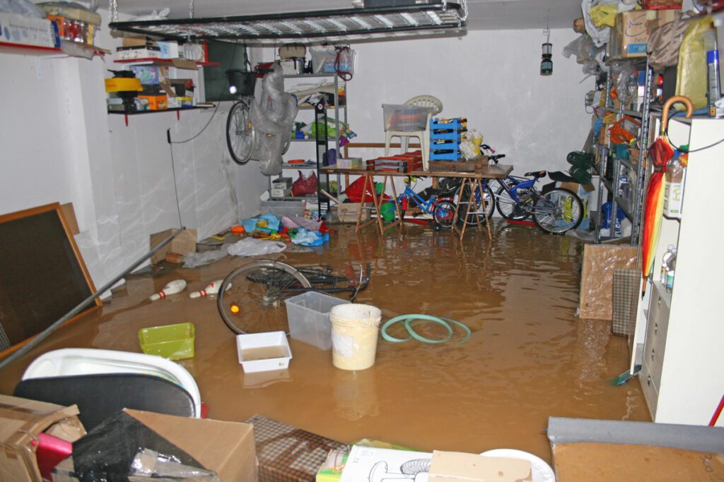 Water mitigation for flooded basement in Van Nuys, CA